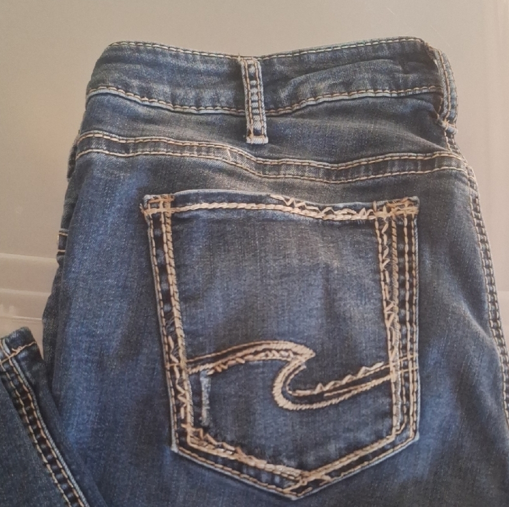 SUKI SKINNY 16/L29Silver Jeans Blue Ankle Cropped Denim with Signature Stitching